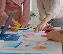 Arbeit am Schreibtisch im Team